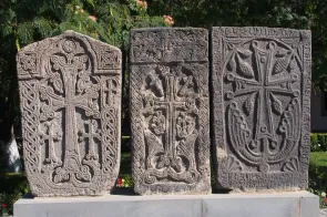 Kreuzsteine (Foto: Katharina Fuhrer) Kreuzsteine (Foto: Katharina Fuhrer)