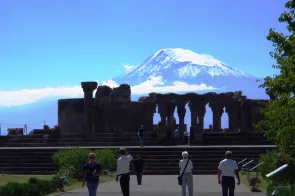 Berg Ararat (Foto: Katharina Fuhrer) Berg Ararat: Berg Ararat vor Ruine der Kathedrale von Zvartnots 7.Jh. (Foto: Katharina Fuhrer)