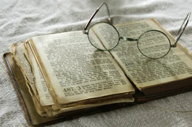 Bibel lesen, Brille (Foto: Bernhard Nauli)